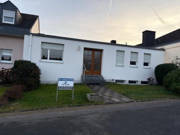 Bungalow in bevorzugter Wohnlage im Zentrum von Bitburg

Dieser 1967 massiv erbaute Bungalow bietet durch die clevere Raumaufteilung einer Familie auf 103 m³ Wohnfläche und der teilweisen Unterkellerung ausreichend Platz. 

Im Erdgeschoss befindet sich die Küche mit einem Abstellraum, drei Schlafzimmer, das Badezimmer und das große, helle Wohn-/Esszimmer mit dem Ausgang auf die Terrasse mit einer Markise. Durch die Einfriedung können Sie auf der Terrasse und in dem Garten schöne Stunden mit der Familie oder Freunden verbringen.

Im Kellergeschoss befindet sich neben der Ölheizung noch ein Abstellraum, ein kleines Badezimmer und ein Gästezimmer/Büro.

Zum Wohnhaus gehört eine Garage in unmittelbarer Entfernung zum Wohnhaus. Zusätzliche Stellplätte sind ausreichen vorhanden.

Ein Wohnhaus im Zentrum von Bitburg und trotzdem ruhig gelegen zu einem fairen Preis.

Überzeugen Sie Sich in einer Besichtigung.
