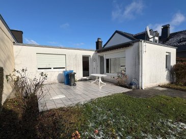 Bungalow in bevorzugter Wohnlage im Zentrum von Bitburg

Dieser 1967 massiv erbaute Bungalow bietet durch die clevere Raumaufteilung einer Familie auf 103 m³ Wohnfläche und der teilweisen Unterkellerung ausreichend Platz. 

Im Erdgeschoss befindet sich die Küche mit einem Abstellraum, drei Schlafzimmer, das Badezimmer und das große, helle Wohn-/Esszimmer mit dem Ausgang auf die Terrasse mit einer Markise. Durch die Einfriedung können Sie auf der Terrasse und in dem Garten schöne Stunden mit der Familie oder Freunden verbringen.

Im Kellergeschoss befindet sich neben der Ölheizung noch ein Abstellraum, ein kleines Badezimmer und ein Gästezimmer/Büro.

Zum Wohnhaus gehört eine Garage in unmittelbarer Entfernung zum Wohnhaus. Zusätzliche Stellplätte sind ausreichen vorhanden.

Ein Wohnhaus im Zentrum von Bitburg und trotzdem ruhig gelegen zu einem fairen Preis.

Überzeugen Sie Sich in einer Besichtigung.