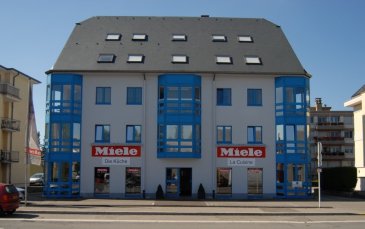 Bureaux à louer dans un immeuble à destination commerciale. Les bureaux sont composés de 1 à 6 postes de travail répartis sur plusieurs étages.
Possibilité de louer une salle de réunion et de louer un parking extérieur.
De 650 € à 1200€ hors charges et HTVA selon le bureau
Les charges varient de 100€ à 300€ /mois selon le bureaux. 
Les surfaces sont de minimum 7 m²
Toilettes séparées dames/hommes.
Cuisine, espace d'archivage et salle de réunion au sous-sol du bâtiment.
CONTACT:  00352 671 108 107