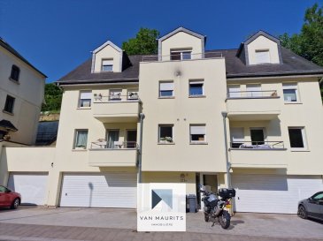 Situé à Luxembourg-Pfaffenthal (123 A, rue Laurent Ménager), cet appartement situé au 1er étage d'une résidence de 4 unités, construite en 2005, bénéficie d'une surface habitable de ± 93 m² pour une superficie totale de ± 115 m². Il se compose comme suit:

Au 1er étage, un hall d'entrée avec vestiaire de ± 9 m² dessert le salon de ± 31 m² avec une sortie sur un premier balcon de ± 4 m², une cuisine ouverte de ± 9 m², deux chambres de ± 23 m², 14 m² (la plus grande avec une sortie sur un deuxième balcon ± 13 m²) et un bureau/dressing de ± 9 m² (en enfilade), une salle de bain de ± 5 m² (baignoire, lavabo, wc) et un wc séparé de ± 2 m².

Au rez-de-chaussée se trouve une cave de ± 6 m² et un garage de ± 16 m².

Généralités :

- Situation hyper centrale, mais calme ;
- Ascenseur panoramique et funiculaire à quelques pas ;
- Kirchberg à 5 min ;
- Châssis en PVC, double vitrage et volets électriques ;
- Balcon et terrasse ;
- Garage.

Agent responsable : Katia Gravière au 661 33 29 82 ou katia@vanmaurits.lu
