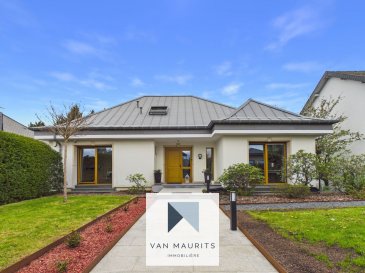 Située à Senningerberg, dans un quartier résidentiel recherché, cette maison individuelle construite en 1978 et avec des rénovations séduit par ses volumes généreux, sa polyvalence d'aménagement et son exposition plein sud. Implantée sur un terrain de 653 m², elle développe une surface habitable d'environ 260 m² pour une totalité de ± 335 m², complétée par un espace extérieur.

La maison se présente comme suit :
Au rez-de-chaussée, un hall de ± 27 m² assure une distribution fluide des pièces et dessert le salon de ± 36 m², agrémenté d'un feu ouvert et bénéficie d'un accès direct à une terrasse couverte de ± 31 m², idéale pour les repas en extérieur et la cuisine équipée et aménagée de ± 14 m².
Ce niveau comprend également trois chambres de ± 12, 14 et 19 m², une salle de douche de ± 7 m² (avec double lavabo et douche), ainsi qu'un WC séparé de ± 2 m².
Le premier étage sous les combles propose un espace parental composé d'un dressing de ± 7 m², une salle de douche de ± 14 m², ainsi qu'une grande chambre de ± 36 m² sous combles.
Le rez-de-jardin se prête, sans trop de travaux, pour un logement intégré composé d'un palier de ± 3 m² qui dessert un espace pouvant servir de salle à manger de ± 11 m² avec accès à une terrasse de ± 25 m², un espace cuisine (non équipé) de ± 16 m², une chambre de ± 24 m², une salle de bain de ± 15 m² (équipée d'un lavabo, d'une baignoire et d'une douche) et un wc séparé
Ce niveau comprend également un couloir de ± 4 m² qui mène à un débarras de ± 6 m², une cave de ± 10 m², ainsi qu'une chaufferie de ± 13 m² avec coin buanderie.
Un garage de ± 43 m² complète ce niveau.

Proximité Kirchberg ? Ville de Luxembourg, même à Vélo, restaurants, tennis Golf Football 

Caractéristiques et équipements :
- Chauffage au gaz avec chaudière récente (2026)
- Chauffage par radiateurs
- Panneaux photovoltaïques avec batteries
- video surveillanve périphérique
- Chargeur pour voiture
- Isolation intérieure et extérieure (2005)
- Sols en carrelage, parquet et laminé
- Châssis bois double vitrage
- Volets électriques, velux, marquise
- Feu ouvert dans le salon
- Cuisine équipée et aménagée
- Abri de jardin
- Jardin de ± 200 m²
- 1 garage + 1 carport
- vue dégagée sur fôret - orientation Sud

Environnement et services :
- Aéroport
- Bus
- Commerces, pharmacie, restaurants ...

Pour plus d'informations demander Maurits au 621 198 891 ou par mail maurits@vanmaurits.lu