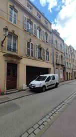 RUE DES HUILIERS - METZ CENTRE
Au 2ième étage d'un immeuble situé dans une ruelle calme proche de la gare, appartement 3P de 74 m² comprenant une entrée, un séjour lumineux avec son coin-cuisine aménagé (plaque de cuisson et hotte), deux chambres avec sdb privatives et un wc séparé. Chauffage individuel au gaz.