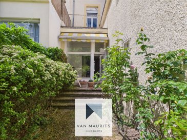 ***SOUS COMPROMIS***SOUS COMPROMIS***SOUS COMPROMIS***

Cette maison de maître de ± 330 m² habitables, construite en 1910 et agrandie en 1950 (annexe), proche de toutes commodités (tram, écoles), est idéale pour une famille nombreuse. Libre de trois côtés et située au cœur de la ville, elle bénéficie d'une exposition sud-est et d'un terrain de 500 m². La maison est disponible à l'acte et nécessite des travaux de rénovation.

En entrant, vous découvrirez un hall d'entrée de ± 14 m², en marbre, menant d'un côté à l'annexe et d'un autre côté à la maison principale. L'extension de 1950 est composée : d'une entrée de ± 7 m² et d'un séjour/cuisine de ± 21 m², et à l'étage d'une chambre de ± 18 m² avec une salle de bain de ± 6 m², d'un bureau de ± 16 m².

Dans la maison principale se trouvent un double salon de ± 38 m² avec une cheminée, une salle à manger de ± 21 m² avec un jardin d'hiver de ± 9 m² et une cuisine de ± 10 m² ainsi qu'un wc séparé de ± 2 m².

Le premier étage comprend une bibliothèque de ± 35 m² avec des meubles sur mesure, deux chambres de ± 10 m² et ± 21 m², offrant de nombreuses possibilités d'aménagement ainsi qu'une salle de bain de ± 15 m².

Le deuxième étage propose trois chambres supplémentaires de ± 14 m², ± 17 m² et ± 21 m², dont une avec un sauna, ainsi qu'une salle de douche de ± 10 m².

Le sous-sol est composé de quatre caves de ± 5, 9, 5 et ± 21 m², d'une chaufferie de ± 10 m² et d'une cuisine/buanderie ± 16 m².

Généralités :

Maison de maître ;
Libre de 3 côtés ;
Situation hyper centrale ;
Orientation sud-est ;
Jardin sans vis-à-vis ;
3 emplacements de parking ;
Belles hauteurs sous plafond, escalier, parquet, marbre, cheminée ;
Rénovation à prévoir.

Agent responsable : Katia Gravière au 661 33 29 82 ou katia@vanmaurits.lu