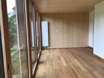 Enzo Immobilière vous propose en location un très bel appartement en partie de style des années '50 dans une petite Résidence à deux unités avec une surface d’environ 90,00 m² entièrement rénové, lumineux et très chaleureux.

L’appartement est situé au premier étage d’un petit immeuble situé à Limpertsberg à quelques rues du campus de l’université et du Lycée Michel Lucius et à proximité de toutes commodités et à 10 minutes à pied du centre-ville.

Il se compose comme suit :

Hall d'entrée, cuisine entièrement équipée donnant sur le living, le living, une spacieuse pièce de vie lumineuse avec de grandes baies vitrées déservies de stores électrique à l'extérieur donnant sur le jardin à l’arrière de l’immeuble offrant une vue verdoyante, 1 espace attenant au living pouvant faire office de bureau, 1 chambre à coucher et une salle de douche WC et emplacement pour le lave-linge. Une cave privatif.

Finition haut de gamme (parquet en chêne massif, portes (vitrées ou miroitées) en bois massif, douche à l’italienne, triple vitrage, stores électriques. 
.

Loyer : 1.800 €
Charges mensuelles : 100 EUR 
Disponibilité : 01/08/2019 
Classe énergétique : EE
Surface habitable : 90 m²
Année de construction de l’immeuble : 1954
L'appartement est équipé de Compteurs individuels pour eau, gaz (chauffage) et électricité.

Pas admis : animaux
Pas de garage
L’appartement se prête pour maximum 2 personnes.
