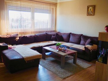 RE/MAX, spécialiste de l'immobilier au Luxembourg, vous propose ce lumineux appartement de +/- 70m2 situé au 3ième étage d'une résidence proches toutes commodités (commerces, transports en commun, écoles, etc.) à Merl.

L'appartement a été partiellement rénové (revêtement sol, etc.) et est de conception classique.

Il comprend notamment un spacieux et lumineux living (19m2), une cuisine séparée comprenant un coin à déjeuner et une pièce débarras séparée. Deux belles chambres viennent compléter l'appartement dont une avec coin bureau. La salle de douche a été rénovée et est équipée d'une cabine multi-jets. 
Ref agence :2234451
