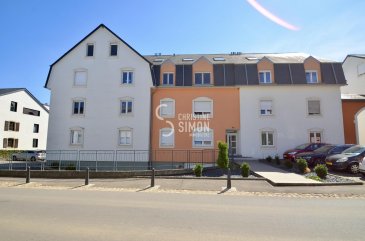 NOUVEAUX PRIX 
Christine SIMON, agence immobilière, vous invite à découvrir en exclusivité ce bel appartement de 3 chambres à coucher et de 82,68 m2 à Berchem. 
-8 minutes de la Cloche D'Or
-20 minutes du Kirchberg
-16 minutes de Luxembourg-Ville.
-La gare se situe à 2 minutes de l'appartement ainsi que l'autoroute à 3 minutes.
-Vous y trouverez également une crèche et des commerces supermarché, boulangerie à proximités.

L'appartement se compose comme suit:

Hall d'entrée, toilette séparée, cuisine équipée américaine avec îlot central et table en granit avec 8 chaises, séjour de 33 m2 donnant sur le balcon à l'arrière de la résidence de 6 m2 avec vue sur le jardin commun.
Hall de nuit, salle de douche avec toilette, 3 chambres à coucher de 12,11 m2, 10,40 m2 et une de 10 m2.

Au sous-sol un grand garage box fermé porte électrique avec sa cave derrière.
A l'extérieur un emplacement privatif.
Une buanderie commune complète cet appartement.
Chaudière à gaz de 2020
L'appartement est disponible de suite.

Si maintenant vous êtes persuadé d'avoir trouvé votre nouveau chez vous, n'hésitez pas et contactez Christine SIMON, pour de plus amples renseignements ou une visite , Tel: 621 189 059 tel: 26 53 00 30 1 ou par mail à  info@christinesimon.lu.
Au plaisir de vous voir.

Nous sommes en permanence à la recherche des biens pour nos clients solvables, actuellement nous sommes à la recherche de locations pour nos clients, donc si vous désirez vendre ou louer appelez l'agence immobilière Christine SIMON.

La commission de vente est aux frais du vendeur.