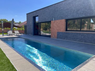 Thionville - Elange : villa d'architecte d'exception. Dans la commune très recherchée d'Élange, au calme et à proximité immédiate de toutes commodités, découvrez une villa de standing construite en 2009, mêlant lignes contemporaines, volumes généreux et matériaux haut de gamme.
* Un art de vivre en plain-pied :
Dès l'entrée, les espaces s'ouvrent sur une architecture lumineuse et élégante.
La villa développe 173 m² de plain-pied, complétés par un sous-sol intégral portant la superficie totale à 230 m².
* Confort absolu :
Chauffage performant par pompe à chaleur (2020), aspiration centralisée, adoucisseur, Wallbox pour véhicule électrique.
* Espaces extérieurs d'exception avec ses deux terrasses sublimes : 25 m² côté avant dont l'accès est direct depuis la cuisine et 102 m² côté arrière, pour un  espace de réception ouvert sur la piscine
* Piscine haut de gamme :
Une piscine en inox 3 × 10 m, rare et équipée d'un volet motorisé immergé, esthétique, durable et spectaculaire.
* Garage XXL :
Un garage de 61 m², idéal pour plusieurs véhicules, stockage ou atelier.

Les informations sur les risques auxquels ce bien est exposé sont disponibles sur le site Géorisques : www.georisques.gouv.fr » 
Contacts :
K. Moriceau : 06 75 66 99 25
K. Karas : 06 08 31 19 87