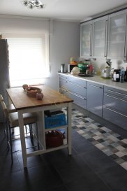 Appartement en excellent état dans une résidence calme située dans la commune de Bissen, ayant accès sur la collectrice desservant en 20 min le Kirchberg et 5 minutes la ville de Mersch.

Il est composé comme suit : 

- Grand espace salon séjour ouvert sur la cuisine équipée
- 3 chambres à coucher
- Une salle de bain avec baignoire et douche
- Balcons
- Cave et emplacement privé de stationnement

Ne nécessite pas de travaux supplémentaires, décoration moderne.

Pour plus de renseignements ou une visite (visites également possibles le samedi sur rdv), veuillez contacter le 28.66.39.1.

Les prix s\'entendent frais d\'agence de 3 % TVA 17 % inclus.
Ref agence :73331