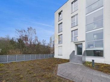 Bel appartement dans une résidence récente de 2019 sous garantie décennale, à 15 minutes du centre-ville de Luxembourg et du plateau de Kirchberg.

Situé au premier étage, le bien s'ouvre sur un hall d'entrée équipé de placards encastrés.

La cuisine, entièrement équipée et ouverte, s'intègre harmonieusement à la pièce de vie qui offre un beau salon et un espace salle à manger. Grâce à de larges baies vitrées, cet espace est baigné de lumière naturelle et donne un accès à une belle terrasse, orientée plein sud.

Côté champs, le hall mène vers trois chambres spacieuses, et dans la continuité se trouve une salle de bain moderne avec WC ainsi que des toilettes séparées.

Une cave ainsi qu'un emplacement de parking couvert viennent compléter ce bien de standing.

L'appartement dispose de nombreux équipements haut de gamme : fenêtres avec triple vitrage, carrelage effet parquet, menuiserie sur mesure, cuisine entièrement équipée, VMC double flux, chauffage au sol, panneaux solaires, vidéo parlophone, domotique…

Le bien est dans un état proche du neuf en classe énergétique A/B avec de faibles charges. Toutes commodités à quelques pas.

Ne manquez pas cette opportunité de vivre dans un environnement agréable et très recherché.

Nous restons à votre disposition pour tout renseignement complémentaire ou une visite des lieux au 28 66 39 1.

 ---------- 
Schöne Wohnung in einer neuen Residenz von 2019 mit zehnjähriger Garantie, 15 Minuten vom Stadtzentrum von Luxemburg und dem Kirchberg-Plateau entfernt.

Im ersten Stock gelegen, öffnet sich die Immobilie zu einer Eingangshalle, die mit Einbauschränken ausgestattet ist.

Die voll ausgestattete, offene Küche fügt sich harmonisch in den Wohnraum ein, der ein schönes Wohnzimmer und einen Essbereich bietet. Dank der großen Fensterfronten ist dieser Raum von natürlichem Licht durchflutet und bietet Zugang zu einer schönen, nach Süden ausgerichteten Terrasse.

Auf der Feldseite führt die Halle zu drei geräumigen Schlafzimmern, und im Anschluss daran befindet sich ein modernes Badezimmer mit WC sowie eine separate Toilette.

Ein Keller sowie ein überdachter Parkplatz vervollständigen diese hochwertige Immobilie.

Die Wohnung verfügt über zahlreiche hochwertige Ausstattungen: Fenster mit Dreifachverglasung, Fliesen mit Parketteffekt, maßgefertigte Tischlerarbeiten, voll ausgestattete Küche, doppelflutige VMC, Fußbodenheizung, Sonnenkollektoren, Video-Türsprechanlage, Domotik...

Die Immobilie befindet sich in einem fast neuwertigen Zustand in der Energieklasse A/B mit geringen Nebenkosten. Alle Annehmlichkeiten sind nur wenige Schritte entfernt.

Verpassen Sie nicht diese Gelegenheit, in einer angenehmen und sehr gefragten Umgebung zu leben.

Für weitere Informationen oder eine Besichtigung stehen wir Ihnen gerne unter 28 66 39 1 zur Verfügung.

 ---------- 
Beautiful apartment in a new residence built in 2019 under a ten-year warranty, 15 minutes from downtown Luxembourg and the Kirchberg plateau.

Located on the second floor, the property opens onto an entrance hall with built-in cupboards.

The fully-equipped, open-plan kitchen blends harmoniously with the living room, which features a beautiful lounge and dining area. Thanks to large bay windows, this space is bathed in natural light and gives access to a beautiful south-facing terrace.

On the field side, the hall leads to three spacious bedrooms, and continues with a modern bathroom with WC and separate toilet.

A cellar and covered parking space complete this luxury property.

The apartment boasts a host of top-of-the-range features: triple-glazed windows, parquet-effect tiling, made-to-measure joinery, fully-equipped kitchen, double-flow ventilation, underfloor heating, solar panels, video entry phone, home automation...

The property is in near-new condition, in energy class A/B, with low service charges. All amenities just a few steps away.

Don't miss this opportunity to live in a pleasant, highly sought-after environment.

For further information or to arrange a viewing, please call 28 66 39 1.