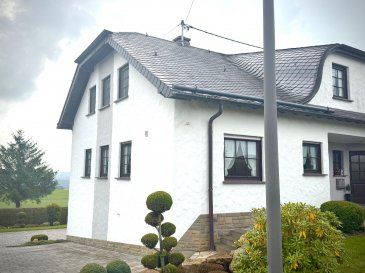 Arzfeld Nähe, neu renovierte Wohnung zu vermieten.

In nur 10 Kilometer Entfernung zu Arzfeld liegt der kleine Ort Sengerich in einer ruhigen Höhenlage mit einer traumhaften Fernsicht.

Die hier angebotene Wohnung wurde frisch renoviert und eine neue Küche eingebbaut.
Auf den insgesamt 120 m² Wohnfläche finden Sie drei Schlafzimmer, ein großes Wohn-/Esszimmer, die neue Küche (im Mietpreis enthalten), das Familienbad und ein Gäste-WC.

Eine Garage, eine Stellplatz und die Nutzung der Terrasse und des Gartenhauses ist im Mietpreis eingeschlossen.

Diese wunderschöne Wohnung können Sie für 630 Euro Kaltmiete zzgl. 150 Euro Abschlag für die Nebenkosten mieten.

Hunde sind in der Wohnung nicht erlaubt. Andere Haustiere nur in Absprache mit dem Vermieter.

Ansprechpartner ist Herr oder Frau Heck, Telefon 0049 6559 429.