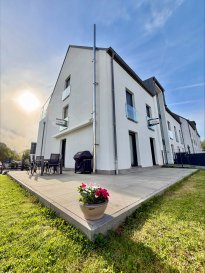 COUP DE COEUR ASSURER!!!

APPARTEMENT AVEC JARDIN PRIVATIF!!!

Ce Beau Appartement/Duplex offre un cadre de vie très cosy, chaleureux, intime et tranquille!

En très bon état avec des équipements intérieurs de qualité 'haut de gamme avec grandes terrasses orientées sud-ouest; partie 'jardin' comprise, ainsi qu'une cave, un emplacement intérieur et 2 emplacements extérieurs;

Situation très centrale et proche de toutes les commodités diverses de la vie courante.
Autres atouts : triple vitrage; chauffage au sol; volets électriques.

Composition de l'appartement avec une surface habitable de +/- 127,13 m² et une terrasse au rdch et au 2e étage grand balcon:

- rez-de-chaussée :hall d'entrée, cuisine bien équipée ouverte, living et salle à manger avec des grandes baie vitrées donnant vers grand jardin privatif clôturé et balcon aussi, une chambre ou bureau et WC séparée,

- 2e étage : hall de nuit, belle suite parental avec douche privatif et balcon, salle de douche avec WC, et deux chambres à coucher .

- 2 emplacements extérieurs, 1 emplacement intérieur pour une voiture, une grande cave et buanderie complète ce beau Duplex.

Pour tout renseignement complémentaire ou information veuillez nous contacter par email info@immonordstrooss.lu ou par Tél: 691 850 805.

Proposition de crédit/financement à taux compétitif auprès des banques Luxembourgeoise incluse dans nos services gratuits.