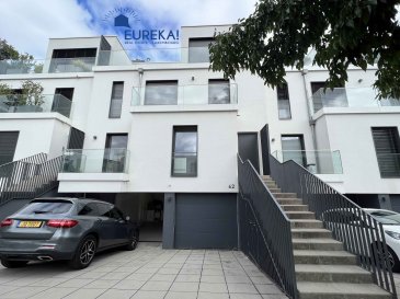 +++RARE!! COUP DE COEUR LOCATION À COURT TERME ENTIEREMENT MEUBLE DISPONIBLE 01.03.2026+++EUREKA REAL ESTATE vous présente en exclusivité à la location un somptueux appartement moderne aux finitions haut de gamme, entièrement MEUBLE, au sein d'une petite résidence de 2 unités récentes de 2019, dans une rue calme et très résidentielle (zone 30) du quartier de CESSANGE, proche de la Cloche d'Or et du centre ville, qui se compose comme suit:   

-hall d'entrée avec grand placard encastré et domotique  
-Wc visiteur  
-grand living entièrement meublé avec des meubles contemporains (grande table, chaises, canapé, TV ÉCRAN PLAT, INTERNET etc) ouvert sur une large terrasse de 44m2 en teck avec table,chaises et partie de jardin privative donnant sur une rivière au calme  
-cuisine équipée moderne blanc laquée BULTHAUP avec tous les appareils électroménagers MIELE et tous les ustensiles de cuisine avec accès un balcon avec terrasse en teck  
-une master bedroom entièrement meublée avec parquet massif au sol, placard encastré, grand lit double avec accès à la terrasse et sa salle de bains en suite avec baignoire et wc  
-une deuxième chambre à coucher avec parquet massif au sol lit grand armoire sur mesure en suite avec salle de douche avec douche et wc  

Un escalier vous mène au sous sol avec :  
-un grand espace buanderie avec machine à laver/sèche-linge et de nombreux rangement  
-un grand garage intérieur avec porte motorisée donnant accès à deux emplacements extérieurs  

C'EST UNE SOLUTION IDEALE POUR DU COURT SEJOUR IL N'Y A PLUS QU'A POSER SES VALISES TOUT EST INCLUS (INTERNET, TELEVISION, EAU CHAUFFAGE ELECTRCITE DRAPS SERVIETTES USTENSILES DE CUISINE ETC)  

VIDEO SUR DEMANDE  

DISPONIBLE 01.03.2026  

A VISITER ABSOLUMENT COUP DE COEUR ASSURE!!  

Pour plus de renseignements et pour convenir d'une visite, merci de contacter le +352 671 137 400