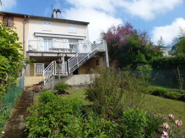 EXCLUSIVITE, RARE SUR LE MARCHE, NANCY OUEST HAUTEURS , SECTEUR TRES PRISE ET CONFIDENTIEL, AU CALME JOUXTANT LE PARC DE LA CURE D'AIR , ACCES PAR  SENTIER CARROSSABLE , LUMINEUSE MAISON DOMINANTE DE 96 M2 HABITABLES, MITOYENNE D'UN COTE AVEC TERRASSE SUD  VUE  PANORAMIQUE EXCEPTIONNELLE .                                              
 ENTREE , CUISINE SEPAREE , SALON 30 M2 ACCES DIRECT TERRASSE 22 M2, CHEMINEE,  WC ; AU DESSUS , 3 CHAMBRES , SALLE D'EAU-WC. CAVE COMPLETE ( BUANDERIE, CHAUFFERIE, ATELIER )   
JOLI JARDIN CLOS AVEC DEPENDANCE.   PARCELLE 237 M2. 
TRAVAUX  A PREVOIR . AUDIT ENERGETIQUE A DISPOSITION.
LIBRE DE SUITE. CONTACTER AGENCE PASCALE LOUIS IMMOBILIER 
06 07 25 76 74