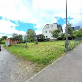 A VISITER !!!

Beau terrain à bâtir de +/- 4.52 ares libre de 4 côtés,
sans « contrat de construction.

Vous pouvez choisir vous-même votre constructeur. Niché dans un environnement tranquille et agréable, ce terrain vous offre une opportunité parfaite pour réaliser vos projets de construction.

Viabilisé et bénéficiant d'une excellente exposition (sunset l'été et en automne), il permet de profiter d'un cadre de vie lumineux et agréable, idéal pour édifier la maison de vos rêves.
Ce bien représente une occasion intéressante, avec un potentiel de valorisation élevé et proche de toutes les commodités diverses de la vie courante (supermarché, commerces, docteurs, pharmacie, écoles à 4 km de route. Marnach pourra être rejoint en +- 4 minutes de route.

Pour tout complément d'information et/ou la documentation détaillée, contactez-nous au tél: 691 850 805.

Proposition de crédit/financement à taux compétitif d'une banque luxembourgeoise incluse dans nos services gratuits.