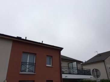 Appartement F2 de 48m2 au 1er et dernier étage d'une résidence située dans un quartier calme et résidentiel comprenant entrée avec placard, séjour avec cuisine équipée (four, plaque de cuisson, hotte aspirante, mobilier haut et bas) et accès terrasse, une chambre, salle de bains (douche, WC.
Un garage individuel et un parking extérieur.
Les charges comprennent (eau froide, entretien chaudière, entretien communs et espaces verts, taxe ordures ménagères)