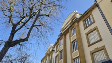 .  À 10 MIN DE LA GARE - METZ SABLON ST LIVIER - APPARTEMENT 3 PIECES AVEC BALCONS
  
 +++ En exclusivité +++ Visite virtuelle sur demande +++
  
 cet appartement lumineux situé au 4ème et dernier étage d'un immeuble des années 1930 ne manquera pas de vous séduire avec ses parquets d'époque, son terrazzo et ses hauts plafonds .
 Idéalement situé à deux pas de la place St Livier et à seulement 10 minutes à pied de la gare de Metz (1 km), ce bien profite d'un emplacement privilégié avec commerces, restaurants, écoles, centre commercial Muse et transports en commun (Mettis, Gare SNCF) accessibles à pied.
 Avec une surface Carrez de 64 m2, cet appartement se compose d'un hall d'entrée, d'une cuisine équipée disposant d'un cellier et offrant un accès à un premier balcon. Un séjour lumineux ouvrant sur balcon offrant une vue dégagée sur la ville, 2 chambres dont une avec dressing, une salle d'eau meublée avec douche et wc, ainsi qu'un espace de rangement aménagé de nombreuses étagères
 Une cave en sous-sol complète cette offre.
  
 Caractéristiques : double vitrage PVC, chauffage individuel au gaz VIESSMANN, parquets chêne et pin, terrazzo, Cuisine équipée (Plaque de cuisson, four, hotte, lave-vaisselle)
  
 INFORMATIONS COMPLÉMENTAIRES
 - Charges annuelles : 802 EUR (quote-part)
 - Nombre de lots dans la copropriété : 28 (dont 14 lots principaux)
 - Honoraires à la charge de l'acquéreur : inclus dans le prix (5,8 %)
 Laissez-vous charmer par ce bien rare alliant cachet de l'ancien et vie citadine pratique !  Pour toute visite ou information complémentaire, contactez-nous dès maintenant !
   
 DPE ACTUALISE DISPONIBLE PROCHAINEMENT