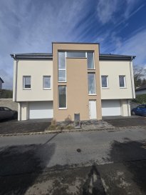 + MAISON DIVISER EN 2 APPARTEMENTS +

Nous vous proposons en exclusivité un superbe immeuble construit fin 2020, situé dans le paisible village de Harlange. 
Niché dans un environnement verdoyant à seulement 150m du centre du village avec son épicerie et son bar-restaurant, il offre un cadre de vie idéal alliant tranquillité et proximité.
Cet immeuble est idéal pour une grande famille, pour une occupation mixte d'habitation et bureaux ou activités libérales, ou encore pour investisseurs.

Bâtit sur un terrain de 4.5 ares et avec une superficie totale de 335 m² (dont 230 m² habitables au-dessus de 2.50 m), cet immeuble contemporain séduit par ses volumes lumineux et ses finitions haut de gamme. 

- Le rez-de-chaussée accueille 2 grands garages avec accès indépendants, 2 buanderies indépendantes, 1 local technique, 1 couloir, 1 débarras et un hall d'escalier communs. 
- Au 1er étage, un rez-de-jardin présente un séjour ouvert sur 45m² avec accès direct à une grande terrasse de 120m² et un jardin de 75m² ; cet étage comporte aussi 3 pièces/chambres de 12m2 et une salle de bain avec douche à l'italienne et WC de 8m², ainsi qu'un couloir avec petit dressing et WC indépendant. 
- Au 2e étage on trouve exactement la même configuration qu'au 1er. 

Sous les combles se trouve un grenier non-aménagé de 56m².
L'immeuble est construit avec des matériaux nobles et bénéfice d'une certification énergétique B ; il est équipé d'un chauffage au sol, d'une pompe à chaleur, d'une ventilation double flux, de châssis PVC triple vitrages et d'un vidéophone. Les 3 parkings extérieurs latéraux et les aménagements extérieurs complètent ce bien d'exception.

On trouve l'arrêt de bus à 250m et l'école fondamentale à 300m. Le centre commercial avec toutes les commodités de Pommerloch se trouve à 10min et Wiltz à 15min ainsi que Bastogne. Ettelbruck se situe à 30min, l'aéroport de Findel à 45min et le Kirchberg à 50min.

Pour tout renseignement complémentaire ou information veuillez nous contacter par email info@immonordstrooss.lu ou par Tél: 691 850 805.

Proposition de crédit/financement à taux compétitif auprès des banques Luxembourgeoise incluse dans nos services gratuits.