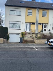 Immo Camilo vous propose en exclusivité:

Belle Maison libre de 3 côté d'environ 130m2, avec 3 chambres .
La maison est un parfait état.
Se caractérise par  ses finitions soignées.
Une grande maison idéale pour une famille à la recherche d'espace.
Au rez-de-chaussée la maison se compose:
D'un hall d'entrée.
D'un WC séparée.
D'une cuisine équipée séparée.
D'un salon séjour.
Belle terrasse et jardin de 4 ares.
Au premier étage elle dispose d'un hall de nuit de 4 chambres à coucher et d'une salle de bain.
Garage pour 3 voitures.
Dalles en béton .
Fenêtre double vitrage.
La maison a été rénovée 2017 toiture, façade et chaudière.

Photos sur demande.

N'hésitez pas à nous contacter pour  la mise en vente de votre bien immobilier.
Pour plus de renseignements.
Veuillez contacter Mme. Teixeira au GSM. + 352.621259311
 