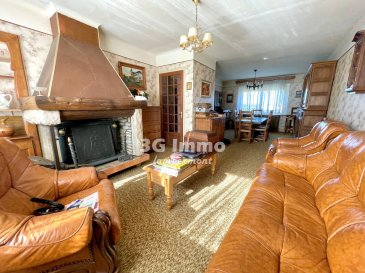 ACTUELLEMENT SOUS OFFRE D'ACHAT !

3 G IMMO LAMBERMONT VOUS PROPOSE EN EXCLUSIVITÉ CETTE MAISON INDIVIDUELLE A CHENIERES, CONSTRUCTION TRADITIONNELLE EN PIERRE, A RÉNOVER, 117 M² HABITABLE ACTUELLEMENT, AVEC UN FORT POTENTIEL D'AUGMENTATION DE 100 M² SUPPLEMENTAIRES :

en rez-de-chaussée : grand garage, chaufferie, atelier, cave sur terre battue, le tout sur env. 100 m².

A l'étage : entrée via petite véranda, un couloir et dégagement central qui distribue les pièces (15 m²) : cuisine de 16 m², salon de 16 m², chambre de 13 m², salle d'eau et toilettes 7 m², séjour 36 m². Un escalier mène au deuxième étage.

Deuxième étage : sur plancher bois : belle hauteur sous plafond, environ 100 m² au sol (peu de perte de surface habitable), une chambre est déjà aménagée (17 m²), avec un espace rangement en plus.

Maison en pierre, dalle béton au premier étage, plancher bois pour les combles, double vitrage châssis alu et volets motorisés, cheminée séjour non tubée, des travaux de rénovation / remise au goût du jour seront nécessaires, notamment installation électrique, système de chauffage (central fioul actuellement), amélioration de la performance énergétique. Le bien a fait l'objet d'un audit énergétique pour guider ces travaux. La toiture, en état correct, pourra également être révisée. Assainissement tout à l’égout. 

Maison saine, très bonne base pour réaliser un projet personnalisé et approcher 200 m² habitables !

Les extérieurs : parcelle de 7,50 ares avec vue arrière sur les champs, terrain plat. Petite dépendance accolée à la maison.

CHENIERES est un petit village calme, proche de toute les commodités, à quelques kilomètres de Haucourt-Moulaine et de l'accès vers la RN 52 Metz / Luxembourg. Cadre agréable pour toute la famille !

POUR TOUT COMPLEMENT ET VISITE : FRANCOIS AU 06 23 51 05 74

Vos agents commerciaux 3G IMMO sur place EI - Grégory LAMBERMONT inscrit au RSAC de BRIEY 524 212 917 et François LAMBERMONT inscrit au RSAC de BRIEY 791 005 580

Selon l'article L.561.5 du Code Monétaire et Financier, pour l'organisation de la visite, la présentation d'une pièce d'identité vous sera demandée.

Les informations sur les risques auxquels ce bien est exposé sont disponibles sur le site Géorisques : www.georisques.gouv.fr

* Prix net, hors frais notariés, d'enregistrement et de publicité foncière. Document non contractuel.