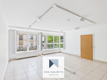 Emplacement de parking intérieur en option : 70.000 €

Lien vers la visite virtuelle: https://tour.giraffe360.com/781d81159cb9428b8c14ba012192c5fd

Idéalement situé sur l'emblématique Avenue de la Gare à Luxembourg-Ville, cet appartement bénéficie d'un emplacement de premier ordre au cœur de la capitale, à proximité immédiate de la gare, des commerces, des restaurants, des transports en commun ainsi que de l'ensemble des services du quotidien.

Au 2ème étage d'une résidence de 1965, Appartement de ±116 m² habitables, ce bien se distingue par ses volumes généreux, sa luminosité et sa grande polyvalence. Son agencement permet aussi bien une utilisation résidentielle qu'une affectation professionnelle pour une profession libérale ou paramédicale, sous réserve des autorisations administratives requises.

Situé au deuxième étage d'une résidence bien entretenue, l'appartement s'ouvre sur un vaste hall d'entrée de ±22 m² pouvant accueillir un espace de réception ou une salle d'attente. Le séjour de ±34 m² offre un agréable espace de vie ou de travail bénéficiant d'une belle luminosité naturelle.

La cuisine séparée de ±11 m² est entièrement aménagée et équipée. Deux pièces de belles dimensions (±25 m² et ±17 m²) complètent actuellement le bien. La pièce de ±25m² dispose d'un accès direct à une terrasse de ±9 m² orientée vers l'arrière de l'immeuble, offrant une vue dégagée sur les jardins environnants. L'appartement dispose également d'une salle de bains, d'un WC séparé et d'un balcon.

Grâce à sa localisation stratégique sur l'un des axes les plus recherchés de Luxembourg-Ville, ce bien constitue une opportunité rare pour l'installation d'un cabinet médical, d'un cabinet de kinésithérapie, d'ostéopathie, de psychologie, d'architecture, de conseil ou de toute autre activité nécessitant visibilité, accessibilité et proximité immédiate des transports.

Une cave privative complète l'ensemble.

Un emplacement de parking intérieur de ±16 m² est proposé en supplément au prix de 70.000 €, constituant un atout particulièrement précieux dans ce quartier très recherché.

Généralités
? Charges mensuelles :±400€
? Emplacement de parking intérieur de ±16 m² disponible en option au prix de 70.000 €.
? Chauffage au gaz.
? Châssis PVC double vitrage / Stores et volets manuels.
? Fibre optique.
? Interphone.
? Accès sécurisé par code.
? Porte de garage motorisée.
? Vue agréable sur les jardins à l'arrière de la résidence.
? Arrêt de bus à seulement 20 mètres.
? Gare, centre-ville, commerces, restaurants, parc, hôpital et institutions européennes à proximité immédiate.

Un bien rare offrant une adresse prestigieuse, des volumes confortables et un fort potentiel tant pour une résidence principale que pour l'exercice d'une activité professionnelle au cœur de Luxembourg-Ville.

Agent responsable : Pierre-Yves Béchet / +352 621 654 086 / Pierre-Yves@vanmaurits.lu