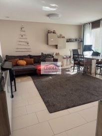 L'agence Cimolux vous propose ce magnifique appartement de +/-85m2, situé dans un quartier calme et paisible, à proximité immédiate de toutes les commodités et à quelques minutes de Belval et de l'autoroute.

L'appartement se compose de :

Un spacieux living offrant un cadre convivial et chaleureux

Une cuisine équipée moderne et fonctionnelle

Deux chambres confortables et lumineuses

Une salle à manger avec accès direct à une terrasse de 17m² et à un jardin privé

Une salle de bain élégante + WC séparé 

Une buanderie privative dans l'appartement, évitant ainsi les allers-retours dans les parties communes

De plus, l'appartement dispose de deux emplacements de parking intérieurs ainsi que d'une cave privative pour un confort optimal.

Localisation idéale : Proche des commerces, transports en commun, écoles et accès autoroutiers.

Ne manquez pas cette belle opportunité ! Contactez-nous dès maintenant pour organiser une visite.

Nous sommes disponibles pour les visites, le Samedi matin sur rdv.

Pour plus de photos rdv sur le site de Cimolux.lu

Pour plus d'informations contactez l'agence on parle français, allemand, luxembourgeois, anglais, portugais et italien.

Pour l'obtention de votre crédit, nos contacts avec nos partenaires financiers vous permettront d'avoir les meilleures conditions.