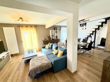 Christophe WAGNER Agent immobilier à vos cotés depuis l'année 1996 vous presente en EXCLUSIVITE pour l'agence ALTAEA Immobilier

Lien video du logement disponible à la demande

Merci de lire l'annonce totalement.

HAGONDANGE :  en hyper centre ville

Superbe appartement en DUPLEX rénové à partir de 2015 , situé au 1 ER ETAGE , dans une petite maison en copropriété ( 2 logements seulement ) avec syndic bénévole , à environ 200 mètres à pieds de la Gare SNCF et proche toutes commodités possédant 3 caves , un jardin privatif d'environ 100 m² selon esquisse et reglement de copropriété avec la possibilité de prévoir  2 emplacements privés de parking à délimiter ( esquisse et reglement de copropriété).

Ce logement est chauffé individuellement au gaz avec chaudière à condensation , il est isolé intérieurement avec fenêtres double vitage et volet roulant PVC.

La toiture et la facade de la copropriété ont été refaites en 2020. 

Le logement est agencé de la façon suivante :


Entrée + dégagement
Des toilettes séparés
Une cuisine meublée et équipée environ 4,5 m²
Une salle de bains avec douche à l'italienne + meuble vasque environ 5 m²
Un salon + séjour 30 m² environ accès balcon ( exposé sud , 2m² environ )
Un chambre parentale d'environ 16 m²

Un escalier d'accès menant à un dégament/rangement et une chambre d'enfant mansardée avec placard aménagé sous les combles d'environ 9 m² 

des caves en sous-sol
un degagement privé sous escalier

A l'arrière exposé SUD :  un jardin privatif clos A AMENAGER selon ces goûts

et 

2 emplacements privés de parking possible selon l'esquisse descriptif et reglement de copropriété à respecter

Taxe foncière ( 2025 ) = 746 euros

Budget provisions charges copropriété : assurance copropriété

Nombreux travaux réalisés entre 2010 et 2015 :  isolation , electricité , revetements de sol , sanitaires , chaudière , peinture , decoration , rangement , menuiseries  ...etc
 
PRIX DE VENTE :  194 000 euros ( honoraires d'agence inclus à charge vendeur )

Mandat de vente  n ° 392

Les informations sur les risques auxquels ce bien est exposé sont disponibles sur le site Géorisques : www.georisques.gouv.fr

« Montant estimé des dépenses annuelles d'énergie pour un usage standard : entre 520 euros et 750 euros par an. Prix moyens des énergies indexées sur l'année 2021-2022-2023 (abonnements compris). DPE 03/2026 » consommation (énergie primaire) : 230 kwh/m2/an : classe D émission : 49 kgco2/m2/an : classe D.

S.a.r.l au capital de 7 500 euros ALTAEA Immobilier HAGONDANGE (57300)  
Carte professionnelle de Transactions sur Immeubles et Fonds de Commerce  
n° CPI 5701 2018 000 025 548 délivrée par la Chambre de Commerce de Moselle.

Prix net, hors frais notarié, d'enregistrement et de publicité foncière.

« Notre société s'engage à ne recevoir aucun fonds, effets ou valeurs en dehors de nos honoraires. »

Pas de procédure en cours dans la copropriété au jour de la mise en ligne de cette annonce.

Nombre de lots dans l'ensemble des copropriétés : 11 
(représentant les logements, caves, emplacements de parking , jardin , annexe).

Syndic =bénévole