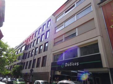 Grand bureau de 208 m2, comprenant 8 pièces, situé au centre de Luxembourg, juste à côté de la gare. 

Les bureaux se trouvent au premier étage du bâtiment. On accède à ces locaux par une grande pièce qui relie toutes les autres unités. Côté rue, il y a 3 bureaux de 6 à 8 m2, au centre se trouvent 2 autres pièces de 6 m2, à l'arrière, 2 bureaux de 16 m2 et une grande pièce de 36 m2. Il y a également des toilettes pour hommes et des toilettes séparées pour femmes. Les bureaux à l'arrière disposent de 4 grands puits de lumière dans le plafond, qui peuvent être ouverts électriquement. Le chauffage est électrique et donc indépendant du reste de la résidence. 
Le bâtiment est situé dans une rue à sens unique en face de la gare de Luxembourg. On y trouve tous les commerces, restaurants et transports en commun.