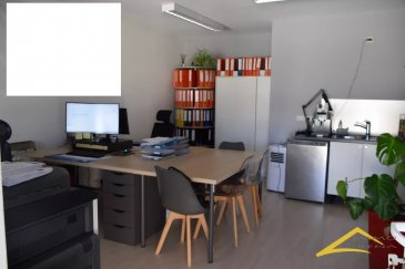 L'agence IMMOLORENA a sélectionné pour vous : 

Ce bureau de 27,73 m2 au 1er étage, dans la zone industrielle de Pétange (derrière le Cactus).

Il est entièrement équipé pour la bureautique (raccordement téléphone, internet, ....) avec toilettes séparées et un point d'eau.

Localisation idéale. 

Possibilité de louer un emplacement de parking extérieur au prix de 75 €/unité.

Conditions de Location :
- Loyer : 900 € plus 100 € de charges (électricité, chauffage, eau, poubelle) - un total de 1000€/mois
- Caution : 1.800 € (2 mois de loyer)
- Frais d'agence, TVA incluse : 1.053 €

Disponibilité : Libre le 01/08/2026.

Situation Idéale : Un emplacement de choix pour développer vos activités dans un cadre agréable.

Pour plus d'informations ou pour organiser une visite, n'hésitez pas à contacter :
- Joanna Rickal : +352 621 365 640

L’agence Immo Lorena est à votre disposition pour toutes vos recherches, ainsi que pour vos transactions de locations et ventes au Luxembourg, en France et en Belgique.