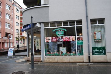 Immobiliare vous propose un local commercial en location de +/- 80 m2, situé dans une zone piétonne et commerçante à Esch-sur-Alzette. 

Le local est exploité par un institut de beauté au premier étage. Le rez de chausse est libre, le local est très lumineux, au RDC, grande surface avec des grandes vitrines donnant sur la zone piétonne. 

L’entrée donnant au commerce est à partager par deux locataires.
Parking à 5 min à pieds.
Proche de toutes commodités.

Pour plus de renseignements veillez nous contacter au
 +352 661 890 035 - +352 661 984 892


