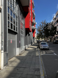 Ce magnifique appartement à vendre se trouve dans le quartier dynamique de Gare, à Luxembourg, et est proposé par l'agence immobilière UNIC. 

Détails de la propriété: 
L'appartement, situé dans un immeuble construit en 2001 et récemment rénové en 2022, offre une surface habitable de 55 m².

Vous apprécierez son design moderne avec une cuisine ouverte entièrement équipée, parfaite pour recevoir vos amis et votre famille. 

Avec une chambre à coucher, une salle de douche et un confortable balcon de 5,5 m² exposé à l'ouest, cet appartement est idéal pour un style de vie urbain. 

Profitez de la commodité d'une place de parking intérieur et de l'ascenseur menant à votre étage, facilitant ainsi votre quotidien. 
Une cave est également incluse, offrant un espace de stockage supplémentaire. 

À proximité des commodités: Le quartier de Gare à Luxembourg est célèbre pour son atmosphère animée avec de nombreux restaurants, cafés et boutiques à découvrir. 
Les familles et les jeunes couples apprécieront l'accès facile aux écoles réputées et aux établissements d'enseignement. 
Profitez des espaces verts et des parcs à proximité pour des moments de détente et de loisirs. Le réseau de transports publics, y compris la gare principale à proximité, assure une connexion sans tracas à travers la ville et au-delà, tandis que les centres de santé et les services médicaux sont facilement accessibles, assurant votre bien-être.

Ne manquez pas cette opportunité unique! Planifiez une visite dès maintenant en nous contactant via le formulaire de contact ou par téléphone.
