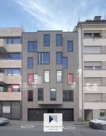 Situé au 3ème étage d'une résidence récente (2016) de 4 unités, cet appartement meublé et équipé de +/- 85 m2 se compose comme suit :

L'entrée +/- 8 m² s'ouvre sur l'espace séjour-cuisine +/- 30 m² prolongé d'un balcon orienté sud +/- 5 m². La cuisine ouverte est bien équipée. L'appartement comprend également un débarras +/- 1.5 m². Le palier de nuit avec un wc indépendant +/- 1.5 m², un dressing +/- 2 m², deux chambres +/- 11 et 16 m² avec porte coulissante leur permettant de communiquer entre elles et enfin, une salle de douche +/- 5 m² avec douche italienne, vasque et les branchements pour les machines à laver et sèche le linge.

Généralités :

Appartement très agréable, situé en plein centre de Luxembourg (Place des Roses - Avenue de la Liberté)  
Cave +/- 9 m²  
Emplacement pour vélos- Local poubelles avec tri sélectif;  
Passeport énergétique 