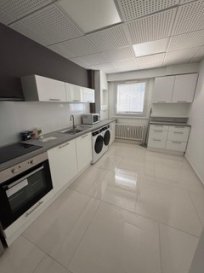 Situé dans un immeuble calme et bien entretenu à proximité de la place St Louis, cet appartement spacieux de 96 m² au 3ème étage avec ascenseur, entièrement rénové, offre un cadre de vie confortable et moderne.

Il se compose de :

Un hall d’entrée avec couloir desservant toutes les pièces,

Une cuisine moderne et entièrement équipée : four, plaques, hotte, réfrigérateur-congélateur, micro-ondes, lave-linge et sèche-linge,

Un grand séjour lumineux avec de larges baies vitrées et sol en parquet imitation bois,

Trois chambres spacieuses avec revêtements de sol en carrelage foncé ou parquet,

Deux WC indépendants avec lave-mains,

Des fenêtres en double vitrage dans toutes les pièces pour un confort thermique et acoustique optimal,

Un plafond à dalles acoustiques offrant un rendu moderne et une meilleure insonorisation.

Emplacement : Proche de toutes commodités – commerces, transports, écoles.
Surface : 96 m²
Loyer mensuel : 1 000,00 € T.T.C
Charges mensuelles : 300,00 € T.T.C (incluant chauffage et eau chaude)
Dépôt de garantie : 1000 € T.T.C (équivalent à 1 mois de loyer hors charges)
Honoraires d’agence à la charge du locataire : 1 000,00 €
DPE : Classe D – GES : Classe C
Disponibilité : Immédiate

Garanties demandées 
Visale possible pour certaines locations.