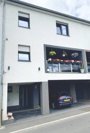 Maison 140 m² ? Cadre calme et verdoyant
Située dans un quartier résidentiel calme, cette maison spacieuse de 140 m² allie confort moderne et tranquillité. 

- 3 chambres à coucher lumineuses, offrant un espace privé et confortable.
- Une pièce polyvalente pouvant servir de bureau, salle de jeux ou chambre supplémentaire selon vos besoins.
- Salon/Salle à manger
- Cuisine équipée séparée, offrant un espace fonctionnel pour vos préparations culinaires.
- Un WC séparée
- WC avec douche
- Un balcon avec une vue dégagée sur un environnement verdoyant, parfait pour vos moments de détente.
- Une terrasse d'environ 14 m², idéale pour les repas en plein air ou les moments de relaxation.
- Un jardin, offrant un espace extérieur sécurisé pour les enfants 
- Un garage 
- 3 places de parking supplémentaires

Cette maison représente une opportunité rare d'acquérir un bien spacieux dans un environnement paisible. Pour plus d'informations ou pour organiser une visite, n'hésitez pas à nous contacter sur le numéro 691 333 378.