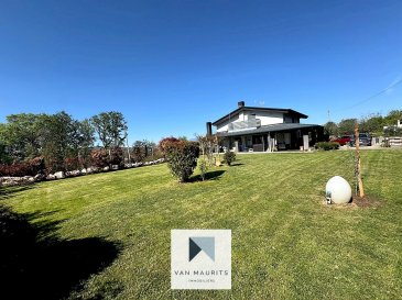 Villa de caractère avec oliveraie et potentiel d'extension

À environ 500 m d'altitude, découvrez cette remarquable propriété située dans un environnement paisible et verdoyant, sur un terrain d'environ 5 900 m² agrémenté de 60 oliviers et 30 arbres fruitiers. La villa offre environ 400 m² habitables sur trois niveaux, avec 3 chambres, un studio lumineux au dernier étage pouvant facilement être transformé en 4e chambre ou utilisé comme bureau/télétravail, ainsi que 6 salles de bains. Les espaces de vie comprennent une cuisine ouverte avec îlot central, un séjour avec cheminée au gaz, une véranda vitrée et de larges portiques sur deux niveaux. La propriété dispose également d'un véritable espace bien-être avec baignoire, douche et sauna infrarouge.

Les extérieurs comprennent deux jardins, un potager surélevé, un puits et une citerne de récupération des eaux de pluie de 10 000 litres.

Sur le plan énergétique, la villa est équipée d'une installation photovoltaïque de 6 kW avec batterie de stockage de 3 kWh, installée en 2015, et bénéficie d'une excellente classe énergétique.

Un permis de construire approuvé permet la réalisation d'une seconde villa miroir sur la même propriété. La dalle de fondation est déjà en place.

Cette possibilité offre de nombreuses perspectives : seconde résidence familiale, projet locatif ou touristique, habitation multigénérationnelle ou création d'un espace piscine et loisirs.

Situation
La propriété bénéficie d'un excellent accès aux principales destinations de Campanie :
Avellino : ± 20 km
Salerno : ± 50 km
Naples : ± 60 km
Pompéi : ± 60 km
Côte amalfitaine : ± 60 km
Une propriété rare réunissant volume, nature, confort, autonomie énergétique et potentiel de développement, idéale comme résidence principale, maison de vacances ou investissement.

Points forts : ±400 m² habitables ? terrain ±5 900 m² ? 60 oliviers ? 30 arbres fruitiers ? 3 chambres + studio ? 6 salles de bains ? espace bien-être ? photovoltaïque 6 kW + batterie ? puits ? citerne 10 000 L ? permis pour seconde villa ? dalle déjà réalisée.
