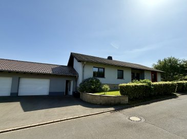 Einfamilienhaus auf großzügigem Grundstück und vielseitigen Nutzungsmöglichkeiten

Baujahr: 1985 ? Teilrenovierungen bis 2021

Highlights dieser Immobilie:
Dieses gepflegte Einfamilienhaus auf einem großem Grundstück von über 1.100 m² vereint Wohnkomfort, Platz für die ganze Familie und zahlreiche Gestaltungsmöglichkeiten. Die ruhige Lage, die lichtdurchfluteten Räume und der charmante Garten schaffen eine Atmosphäre, in der man sich sofort zuhause fühlt.

Das Herzstück des Hauses ist das das große Wohnzimmer mit den offenen Holzbalken, stilvollen Stein- und Putzakzenten sowie großer Fensterfronten, die eine warme und einladende Atmosphäre schaffen.

Im Mittelpunkt steht der markante, offene Kamin, mit rustikalem Holzlager ? ideal für gemütliche Abende und gesellige Stunden mit Familie oder Freunden. Die geschmackvolle Kombination aus Naturmaterialien und modernen Elementen verleiht dem Raum eine besondere Wohnqualität.

Der offene Wohnbereich geht harmonisch in den Essplatz und die angrenzenden Küche über, wodurch ein kommunikatives und lebendiges Wohnambiente entsteht. Von hier aus gelangen Sie direkt auf die sonnige Terrasse mit Blick in den gepflegten Garten.

Raumaufteilung & Ausstattung

Erdgeschoss
Drei gemütliche Schlafzimmer
Moderne Einbauküche (Baujahr 2010) mit direktem Zugang zum Essbereich
Offenes, lichtdurchflutetes Wohn- und Esszimmer mit Kamin und Zugang zur ca. 25 m² großen Terrasse
Neues Badezimmer mit Whirlpool-Badewanne und ebenerdiger Dusche
Teilweise Rollläden an den Fenstern
Bodenbeläge: Fliesen und Laminat

Untergeschoss (Wohnnutzung möglich)
Großzügiger, komplett gefliester Wohnbereich
Separates Büro (ideal für Homeoffice)
Wirtschaftsraum, Waschhaus und separate Toilette

Technische Details & Komfort
Ölzentralheizung mit 4.500-Liter-Tankanlage
Warmwasserbereitung über Wärmeluft-Elektropumpe
Garage mit zwei Stellplätzen, elektrischem Tor und integrierter Werkstatt
Vier zusätzliche Außenstellplätze
Holz-Doppelglasfenster in Mahagoni (1983)
SAT-TV-Anlage (Magenta)

Außenbereich
Der große Garten bietet viel Raum für Erholung, Spiel und Hobby. Die Terrasse mit direktem Zugang zum Wohnbereich ist perfekt für gesellige Stunden im Freien.

Besonderheiten
Vielseitig nutzbares Untergeschoss ? ideal für Gäste, Homeoffice oder Hobbyräume
Neue hochwertige Sanitärausstattung im Badezimmer

Gepflegte, fortlaufend modernisierte Substanz

Fazit:
Dieses Einfamilienhaus überzeugt durch seine großzügige Raumaufteilung, den liebevoll angelegten Außenbereich und die Möglichkeit, Wohnen und Arbeiten unter einem Dach zu vereinen. Ob als Familienwohnsitz, Mehrgenerationenhaus oder für Selbstständige mit Platzbedarf ? hier eröffnen sich viele Optionen.

Kontaktieren Sie uns noch heute, um einen Besichtigungstermin zu vereinbaren!