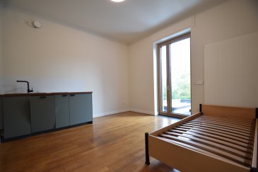 ImmoHouse vous propose à la location cette magnifique chambre meublée en colocation entièrement rénovée à Schifflange.

Au sein d'une splendide maison de caractère, cette chambre avec espace kitchenette se compose de :

- Un espace kitchenette
- Un lit
- Une salle de douche avec wc et fenêtre

Informations complémentaires :
- caution : 2 mois de loyer
- frais d'agence : 1/2 mois de loyer plus tva locataire et propriétaire
- disponibilité : immédiate