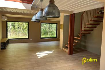 Magnifique maison au coeur d'une pépinière .  Située dans un écrin de verdure au coeur d'une pépinière et à quelques minutes du centre-ville et de l'accès autoroute A31 - Magnifique maison F5 conteneur comprenant :
 Cuisine équipée, salon/séjour, dégagement, 3 chambres avec salle d'eau privative et dressing, rooftop à l'étage, espace buanderie, grand garage, terrasse, jardin 
 Chauffage par pompe à chaleur - 135,18 m2 (ballon thermodynamique, VMC double flux...) - Isolation de très haute qualité, garantissant un confort optimal et de faibles consommations énergétiques !!!
 Libre à la location 
 Les informations sur les risques auxqules ce bien est exposé sont disponibles sur le site Géorisques : www.georisques.gouv.fr