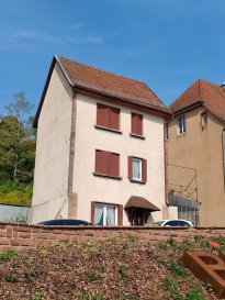 Maison à rénover centre Bitche. Bel emplacement pour une vue citadine, nous vous proposons ce bien de 79m² à rénover. 

La maison est individuelle et se compose :

En rez de chaussée d'une entrée, cuisine, WC, et salon.

Premier étage : une chambre à coucher et un bureau donnant sur terrasse.

Deuxième étage :  une chambre et une pièce aménageable en dressing.

Le bien dispose d'une cave voûtée ou se trouve la chaudière au fuel. Travaux à prévoir.
Contact Nord Sud Immobilier à Bitche, Rohrbach les Bitche, Diemeringen et Sarreguemines au 0372640102