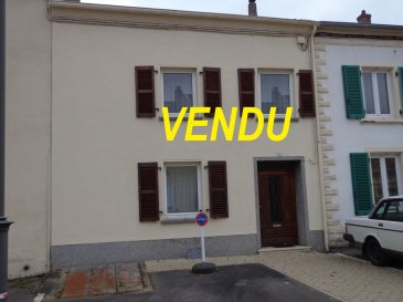 BELARDIMMO vous propose une très belle maison de village avec Annexe située à Rettel, à 5min de la frontière Allemande Perl et Luxembourgeoise Schengen, la maison est entièrement à Rénover et est composée comme suit:

RDC
-Hall D'entrée 
-Salon
- Salle de douche avec WC
- Cuisine

Au 1er

-3 chambres 
- 2placards
- Accès aux grenier 55m²

Il y a une petite cours entre la maison et l'annexe qui est composée comme suit

-cuisine équipée
- une chambre
- Accès au jardin
- Grand espace qui reste à aménager

A voir Absolument!!
Ref agence :DK105