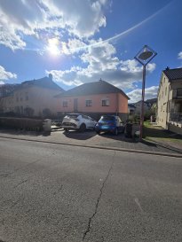 Immo Nordstrooss vous propose à la vente une charmante maison individuelle Style Bungalow d'une surface totale de 165 m² (dont environ 106 m² habitables), libre de quatre côtés sis sur un terrain de +/- 8ares24ca en calme. 

Disposition des pièces :
Hall d'entrée,
Spacieux séjour lumineux, 
Cuisine indépendante ressente ouvrant sur une grande véranda d'environ 20 m²  également avec accès direct à une terrasse aussi,
Deux grande chambres à coucher,
Salle de bains avec fenêtre et WC,
Sous-sol :  
Hall d'accès,
Une chambre supplémentaire 
Salle de douche (avec un coin cuisine)
Grande pièce de stockage 
Local chaufferie 
Grand Garage 

Extérieurs : 2 emplacements de parking privatifs  Jardin entourant la maison, avec un beau potentiel d'aménagement 

Pour tout renseignement complémentaire ou information veuillez nous contacter par email info@immonordstrooss.lu ou par Tél: 691 850 805.

Proposition de crédit/financement à taux compétitif auprès des banques Luxembourgeoise incluse dans nos services gratuits.