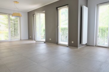 --------SOUS COMPROMIS-------
LUXEMBOURG NEUDORF-WEIMERSHOF rue des Carrières, à 8 minutes à pied de l’arrêt du tram et des Institutions Européennes, bel appartement de 91 m2 de surface utile + 50 m2 de terrasse et balcon, entièrement rénové avec prestations de haut standing.  Situé au rez-de-chaussée surélevé, il bénéficie d’expositions ouest et est. Il est composé comme suit : hall d’entrée avec placard intégré, meuble à chaussure et banc, living en L donnant sur balcon et jardin, cuisine équipée moderne ultra fonctionnelle avec plan de travail en granit, plaque induction SIEMENS, four à vapeur combiné, four, lave-vaisselles, frigo Siemens, un WC séparé, une salle de douche moderne avec douche balnéothérapie à l’italienne, une chambre à coucher donnant sur terrasse, une spacieuse terrasse avec marquise sans vis-à-vis, un balcon à l’ouest avec marquise, une chambre à coucher parentale avec grand placard intégré, une buanderie privative, une cave au sous-sol, un emplacement de parking sur plateau mécanique. Volets électriques par télécommande. Charges mensuelles : 315 euros, libre à l’acte.  Contact et visites : Rosalba MAITRE téléphone : 691 550 189