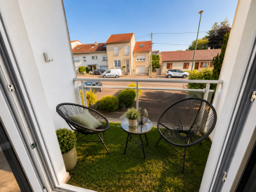 Appartement T3 avec balcon, garage privatif et faibles charg. Situé au 1er étage d'une copropriété à faibles charges, cet appartement lumineux vous séduira par son agencement fonctionnel et sa situation idéale, à proximité immédiate du centre-ville, de la gare, des commerces, des écoles et des principaux axes.Vous découvrirez une agréable pièce de vie avec une cuisine moderne entièrement équipée ouverte sur le salon-séjour, offrant un espace convivial et lumineux, avec un accès direct au balcon, parfait pour profiter des beaux jours.
L'espace nuit comprend deux chambres confortables, une salle d'eau moderne ainsi qu'un WC indépendant.
Pour compléter ce bien, vous bénéficierez d'une cave et d'un garage privatif, un véritable atout pour le stationnement et le stockage. Appartement libre de locataire au 1 avril 2027.
 Les informations sur les risques auxquels ce bien est exposé sont disponibles sur le site Géorisques : www.georisques.gouv.fr