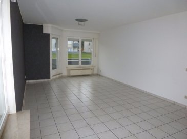Ettelbruck, cité JP Thill, APPARTEMENT à 2 chambres à coucher au rez-de-chaussée.
Hall d’entrée avec placard, grand salon avec terrasse de 10m2 orientation ouest, cuisine équipée, salle de bains avec baignoire et un wc.
Au sous-sol une cave et parking pour 1 voiture.
Loyer 975+ 200 charges. Disponible à partir du 01/12/2017.
Max 3 personnes.
Les critères du propriétaire : Locataires solvable, avec contrat de travail à durée indéterminé, de préférence avec 2 salaires.
Visites sur rdv. ms@spielmann.lu
