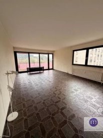 Appartement lumineux à vendre sis au 2ème étage, d'une surface habitable de +/−118 m2 (+ 1 balcon de 7,73 m2 et une loggia de 7,61 m2).

Le bien se compose comme suit: 
Agréable living (+/−33 m2) donnant sur balcon et loggia (orientation sud et sud-ouest), cuisine équipée donnant également sur loggia, 3 chambres à coucher dont une chambre parentale avec salle de douche (douche, lavabo, bidet et WC), salle de bains (baignoire, double lavabo et raccordement lave-linge), WC séparé, hall d'entrée avec grand placard, 1 cave, 1 emplacement souterrain, local vélos commun

L'appartement nécessite des travaux de rénovation pour le mettre au goût du jour.
Revêtement du sol: carrelage et moquette
Fenêtres double vitrage
Passeport énergétique: GF
Année de construction: 1983
Chauffage urbain

Disponible de suite

Quartier calme et résidentiel dans village de Kirchberg, proche de tout commerce, des Institutions Européennes, Hôpital, écoles, bonne connexion bus, accès rapide vers autoroute.