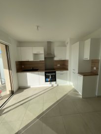 Appartement F2 Neuf au RDC avec Terrasse et garage fermé à Montigny Les Metz  
Situé au cœur de Montigny Les Metz, cet appartement F2 offre un cadre de vie idéal pour les amateurs de confort et de praticité.

Caractéristiques principales :  
Une cuisine équipée ouverte sur séjour, une chambre, ainsi qu'une salle de bains et WC séparé.  
Une grande terrasse spacieuse de 14m2.  
Loyer : 650€ + 70 € de charges mensuel + 60 € de charges de provisions pour le chauffage avec un décompte annuel (chauffage compris et eau chaude compris)  

400 € correspondant à la constitution du dossier, la rédaction du bail, correspondant aux visites + 150 € à l'état des lieux  
Garanties demandées  
Possibilité de la garantie visale pour certaines locations ** 

(Attention, appartement soumis aux dispositif Pinel ne pas dépasser un certain plafond de revenus*)