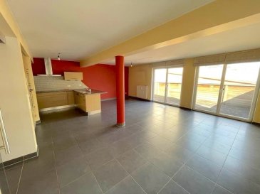 Immo Nordstrooss vous propose un superbe appartement au rez-de-chaussée de 105 m2 au Rez-de-chaussés dans une résidence calme de 3 unités à Remerschen.<br><br>L\'appartement est composé d\'un grand espace living avec une cuisine ouverte entièrement équipée, de trois chambres, d\'une salle de douche comprenant une douche italienne et une baignoire, d\'une toilette séparée et d\'un débarras. <br><br>Le living donne sur une terrasse (équipée d\'une marquise).<br><br>Le bien comprend aussi,  un emplacement intérieur et un emplacement extérieur  pour une voiture ainsi qu\'une cave. <br><br>La résidence dispose en outre d\'une buanderie commune avec des raccords privatifs pour un lave-linge et un séchoir. <br>Pour tout renseignement complémentaire ou information veuillez nous contacter par email info@immonordstrooss.lu ou par Tél: 691 850 805. <br><br>Proposition de crédit/financement à taux compétitif auprès des banques Luxembourgeoise incluse dans nos services gratuits.