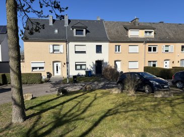 Le Bureau Immobilier Loewen-Kill présente à la vente cette maison mitoyenne sise à Luxembourg-Cessange, se composant comme suit :

Rez-de-chaussée :
.Hall d'entrée
.Salon/Salle à manger avec cuisine ouverte permettant d'accéder à une terrasse et au jardin.

Premier étage :
.Salle de douche avec WC
.Première chambre d'une surface d'environ 12,60m2
.Dernière chambre d'une surface d'environ 12,94m

Seconde étage :
.Troisième chambre d'une surface d'environ 15,97m2
.WC séparé

Grenier avec dalle en béton au-dessus

Au sous-sol de la maison se trouvent :
.Espaces de rangement
.Chaufferie
.Buanderie avec accès au jardin, comprenant un WC et une douche

En ce qui concerne les équipements :
.La maison a été construite vers 1955
.Les fenêtres sont en double vitrage avec des châssis en PVC et sont équipées de volets roulants. Elles datent de 2008.
.La toiture a été remplacée et isolée en 2008, la couverture est fait en ardoise.
.La maison est chauffée grâce à une chaudière au gaz, installée en 2008.
.La fibre optique est présente dans la maison.

Nous sommes à votre disposition pour tout renseignement complémentaire et un rendez-vous de visite :
contact@loki.lu
00352 691 93 22 02

Les honoraires de négociation sont à la charge du vendeur.