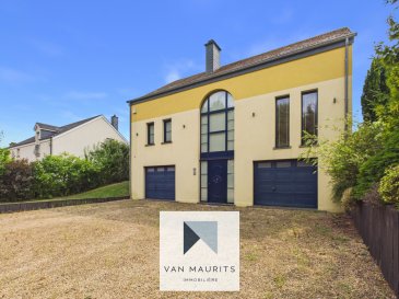 Édifiée sur un terrain de 10,26 ares entièrement aménagé et paysagé, cette élégante villa 4 façades bénéficie d'un emplacement privilégié, aux portes du Grand-Duché de Luxembourg et à proximité immédiate de toutes les commodités. Cette charmante maison bénéficie d'une orientation sud, offrant une belle vue sur jardin et joli chalet. Style moderne, elle allie matériaux de qualité, volumes de vie généreux et une luminosité remarquable, offrant un cadre de vie chaleureux.

Le rez-de-chaussée accueille deux garages, une buanderie, plusieurs caves ainsi qu'un espace bien-être comprenant une salle de sport avec douche et toilette, alliant parfaitement confort et fonctionnalité.

Le premier étage constitue le cœur de la maison. Vous y découvrirez un vaste séjour baigné de lumière avec une cassette à bois, une salle à manger conviviale, une cuisine hyper équipée pensée pour les amateurs de gastronomie, ainsi qu'une chambre et un WC séparé, offrant une réelle flexibilité d'aménagement. Les larges baies vitrées prolongent les espaces de vie vers une spacieuse terrasse de 65 m2, idéalement orientée et un superbe jardin paysager, imaginé par un architecte paysagiste. Véritable écrin de verdure, cet espace extérieur invite à la détente et aux instants de convivialité.

Le deuxième étage est entièrement consacré à l'espace nuit. Il se compose d'une spacieuse suite parentale avec dressing, deux chambres supplémentaires et d'une élégante salle de bains équipée d'une toilette, d'une douche et d'un jacuzzi, offrant un véritable espace de détente.

Cette spacieuse propriété possède une surface chauffée de 311 m2 (surface PEB). Nichée dans un environnement calme et verdoyant, cette propriété rare séduira les acquéreurs en quête d'un bien alliant élégance, confort et qualité de vie.

Agent responsable : Julien Bastin  
Tel : +352 661 776 777  
Mail : julien@vanmaurits.lu