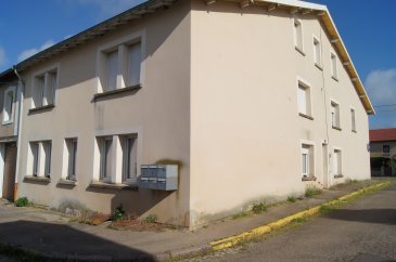 Appartement de Type F3 de 70 m² au sol et 55 m² habitable, situé au 2ème étage et comprenant : Entrée, Cuisine, Salle de bains (baignoire et WC), 2 Chambres et un salon / séjour.  
Chauffage Electrique.  
Frais d'agence de 560 €.