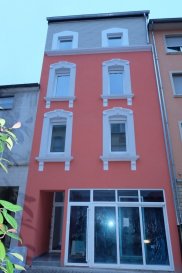 Avis aux investisseurs ***
dans Maison de rapport entièrement rénovée sise à la rue du Brill  à Esch sur Alzette, bel appartement au deuxième étage sans ascenseur de +-50 m2 comprenant: living, cuisine équipée ouverte sur living, deux chambres à coucher, une salle de douche avec WC, actuellement loué à 1200 euros par mois + charges
La maison est située dans un quartier calme et tranquille proche de toutes commodités, transport en commun, supermarché Cactus….
Visites et contact : Rosalba MAITRE Tél: 691 550 189